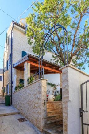 Гостиница Holiday Home Primabella  Примоштен